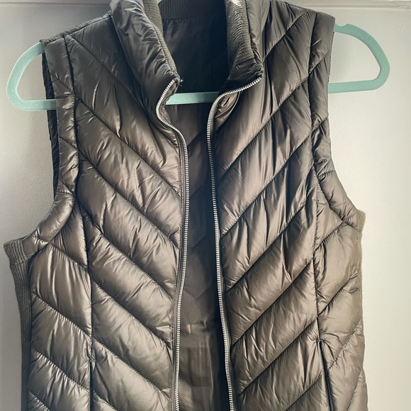 Green vest with Rhinestone Heart on back - Picture 6 of 7